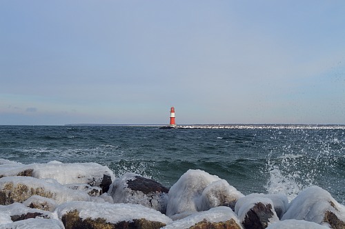 Warnemünde
red lighthouse, waves crashing with the stones covered with ice 
Meer/Ozean, Küstenlandschaft
Cristina Nazzari, EUCC-D